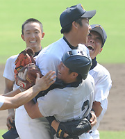 【日南学園－宮崎商】３９年ぶりの優勝を決めた宮崎商ナイン（撮影・多田　篤）
