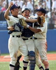 優勝を喜ぶ日大鶴ケ丘の山地（左）らナイン（撮影・浅見桂子）