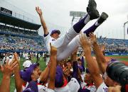 春夏連続出場を決め胴上げされる関東一・米澤貴光監督(撮影・鈴木正人)