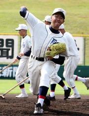 投球練習をする苫小牧中央の佐藤賢