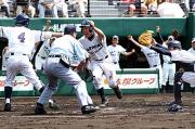 2回表札幌一2死二、三塁、山下の安打の間に松浦がガッツポーズで生還