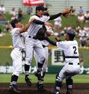 ９回表札幌一２死、金井を一ゴロに抑え、立島（右）に飛びつくエース鍵谷