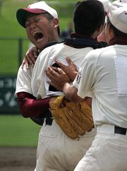 ９回１失点で完投したエースの栗山（中央）はナインと抱き合い喜ぶ