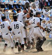 甲子園への切符をつかみ大喜びする広陵ナイン