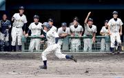 ３回、木村の先制２点適時打に笑顔を見せる峰山ナイン（撮影・上田博志）