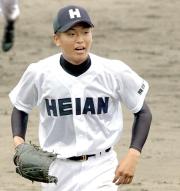 龍谷大平安の川口の左肩には龍谷大の文字が…(撮影・上田博志)