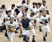 旭を下し笑顔を見せる、吉田（左端）ら東海大仰星ナイン（撮影・渦原淳）