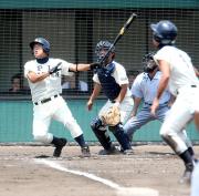 ３回表１死二、三塁、勧野は中犠飛を放ち３点目をあげる（撮影・山岸満）