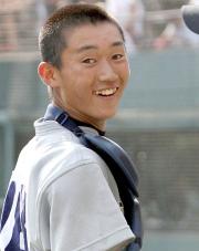 ４強入りに笑顔をみせる京都外大西１年生捕手の久須美（撮影・奥田泰也）
