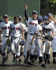 宇治山田商を制し、甲子園行きを決めた菰野ナイン（撮影・上野竜一）