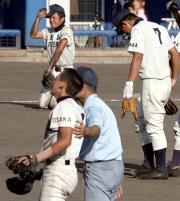 審判に支えられる里村とともに整列に向かう勧野(右)(撮影・上田博志)
