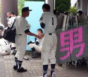 「男」と記された千羽鶴の前で、高橋監督（左）と握手する仙台三の小岩