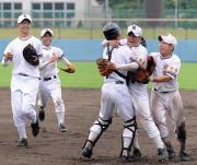 松風塾勝利の瞬間、抱き合う有賀と菊池のバッテリーに駆け寄るナイン