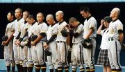 大曲農高太田分校の９選手は、相手校歌を聞きながら涙する