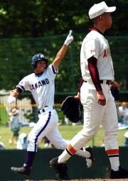 ベンチに向かって指を立てる金足農・小松宗矢（左）