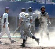 10回表に勝ち越し点を挙げ、砂ぼこりの中で喜ぶ仙台工ナイン