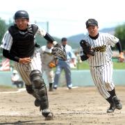 岩谷堂農林の佐藤淳哉(右)は、転がったボールを兄直哉と追いかける