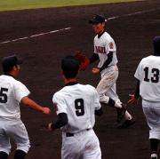 第4シード秋田中央を下しガッツポーズする大曲・佐藤滉