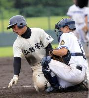 弘前学院聖愛の二塁走者相馬は本塁を突くが憤死。捕手は山田
