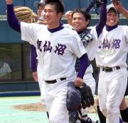 ベスト8進出を決め小野(中央)ら気仙沼ナインはスタンドに笑顔で応える