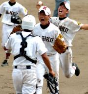 久慈の柏崎投手(中央)は完封勝利を挙げ、北沢捕手(背番2)と喜ぶ