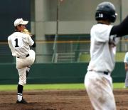 本荘対大曲 トルネード投法で1失点完投した本荘エース池田(左)