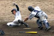 山形中央の早坂が６点目のホームを踏む