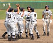 ナインに迎えられる東海大山形の赤間(右から3人目)