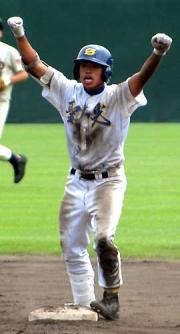 聖光学院５番田村が勝ち越しの右中間二塁打を放ち、ガッツポーズ
