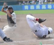 五所川原農林・野宮が本塁を突くがタッチアウト。捕手は蝦名