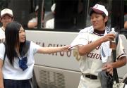 盛岡中央の橋本(右)は、チームバスの前で女子高生にイタズラされ苦笑い