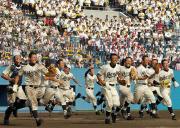 ２年ぶり４度目の甲子園を決め笑顔でスタンドにダッシュする本荘ナイン