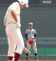 打席に立つ仙台二・田中(手前)を見詰める聖和学園の伊藤
