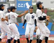 準決勝進出を決め、笑顔でナインと喜ぶ一迫商の石森(中央)