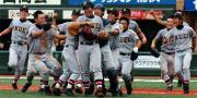 3年連続21度目の甲子園を決め、木村(中央)に飛びつく仙台育英ナイン