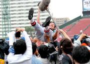 25日の決勝戦後、ナインに胴上げされる仙台育英・佐々木監督