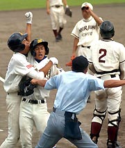 サヨナラのホームを踏んだ盛岡大付の金沢龍佑(中央手前)は、右手を天に突き上げる(撮影:柴田寛人)