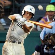 井上は右中間にサヨナラ2点本塁打を放つ、投手古村