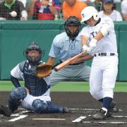 １回表(東邦)無死、先頭打者の山田は初球を右中間に先制本塁打