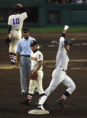 2回表横浜2死二塁、筒香は右越えに2点本塁打を放ちガッツポーズ