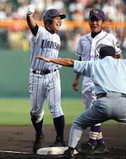 １回表浦添商１死三塁、仲間は右越え適時三塁打を放ちガッツポーズ