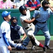 ２回裏大阪桐蔭２死、浅村は左越え本塁打を放つ（撮影・加藤哉）