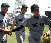 勝利を飾った上田監督(左)は田村(中央)、只野(右)と笑顔で握手