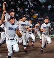 横浜ナインは笑顔でスタンドへ駆け出す