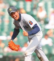 佐々木を遊ゴロに打ち取った田村はガッツポーズ