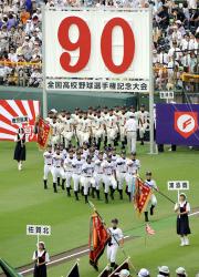 開会式で、昨夏優勝の佐賀北を先頭に入場行進する各校選手（共同）