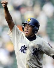5回裏、満塁本塁打を放ちガッツポーズの鹿児島実・田野尻(共同)