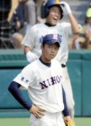 ５回裏、満塁本塁打を許した日大鶴ケ丘・山地（共同）