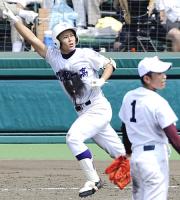 6回裏、満塁本塁打を放ちガッツポーズする関東一の江川(共同)