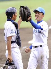 桐生一を破り、喜ぶ金沢・川原(右)と川本のバッテリー(共同)